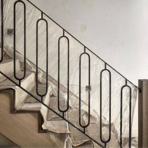 Garde Corps Metal, Railing Designs, Timber Staircase, Staircase Railing Design, Staircase Wall Decor, Handrail Design, Wrought Iron Stairs, Staircase Handrail, Staircase Railing