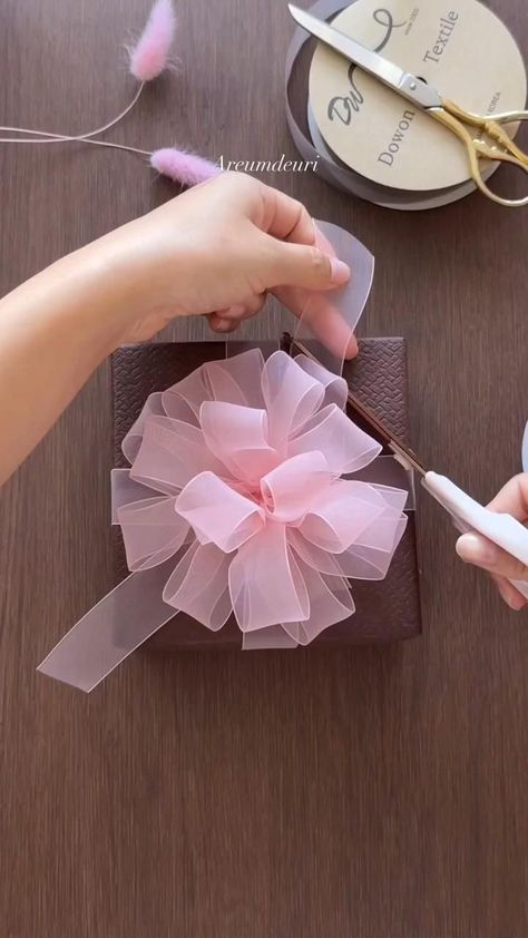 How To Wrap Nail Polish Gift, Easy Present Bows With Ribbon, Bonbon Wrapping Ideas, Step By Step Wrapping Presents, Gift Wrap Inspiration, Ring Gift Wrapping Ideas, Special Wrapping Ideas, How To Decorate Presents, How To Do A Bow With Ribbon On A Present