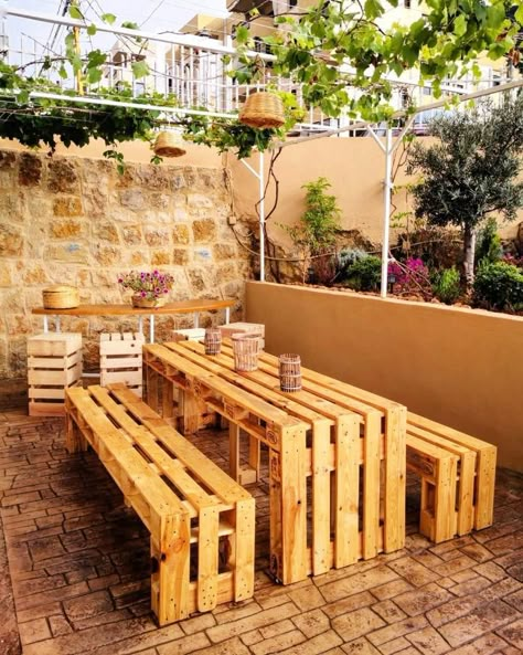 40 Simple Wood Pallet Table Plans and Ideas to DIY - Blitsy Pallet Table Wedding, Pallet Dining Table And Chairs, Palette Picnic Table, Pallet Chairs Outdoor, Wood Pallet Patio Furniture, Pallet Patio Table, Straw Maze, Pallet Table Outdoor, Pallet Projects Outdoor