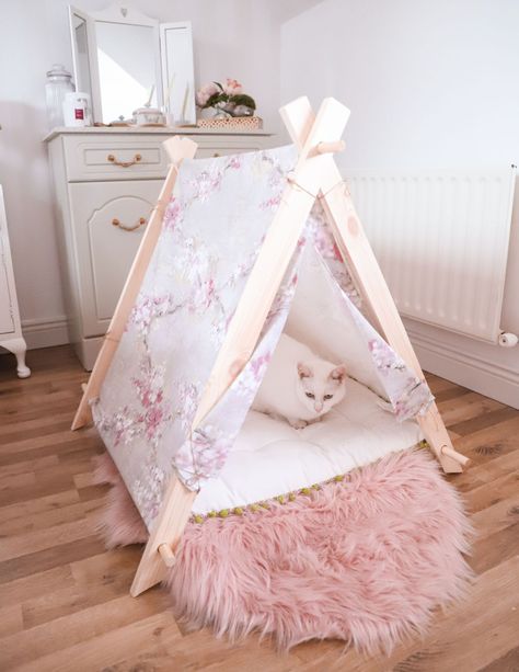 Sew Cat Collar, Diy Cat Tent How To Make, Diy Pet Teepee, Diy Covered Cat Bed, Sewing For Cats Diy Projects, Diy Cat Teepee, Cat Tent Diy, Diy Pet Furniture, Diy Cat Collar