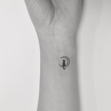 Yin En Yang, Small Shoulder Tattoos, 심플한 그림, Muster Tattoos, Petite Tattoos, Inspiration Tattoos, Cute Tiny Tattoos, Info Whatsapp, Small Hand Tattoos