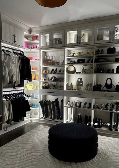 Luxury Closet Black, Dress Collection Closet, Rich Girl Closet, Big Closet Aesthetic, Kylie Closet, Couple Closet, Closet Full Of Dresses, Dream Closet Room, Old Money Interior Design