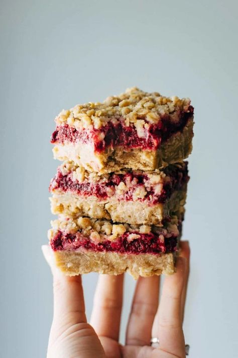 Raspberry Crumble Bars that are soft and thick and loaded with juicy raspberries. Essential summer dessert! #raspberrybars #dessert #raspberry #summerdessert | pinchofyum.com Cheap Fruit Desserts, Vegan Bars Dessert, Dessert Slice, Dessert Raspberry, Raspberry Crumble Bars, Shake Recipes Healthy, Vegan Bars, Raspberry Crumble, Raspberry Bars