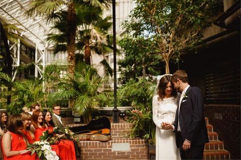 couple saying their vows in The Barbican's conservatory surrounded by guests and owering greenery Wedding Venues In London, Unusual Wedding Venues, Barbican Centre, Pub Wedding, London Wedding Venues, London Venues, Love Party, Top List, London Skyline