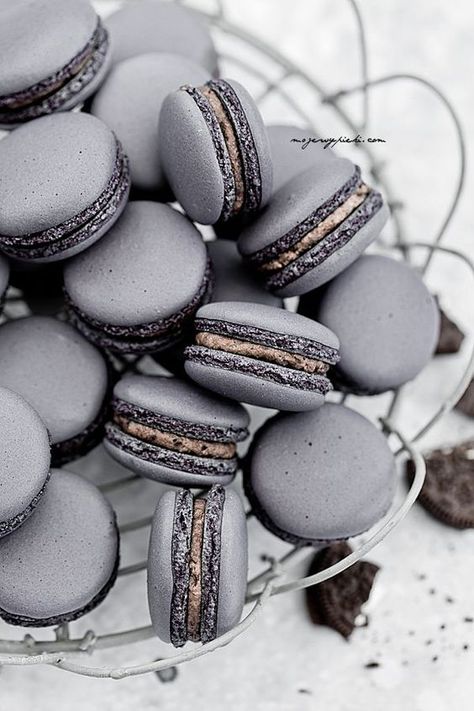 grey macarons can be served together with the wedding cake to keep the color scheme up Grey Winter Wedding, Oreo Macaron, Donat Glaze, Blues Colors, Kue Macaroon, 귀여운 음식 그림, French Macaroons, Cupcake Decoration, Macaroon Recipes