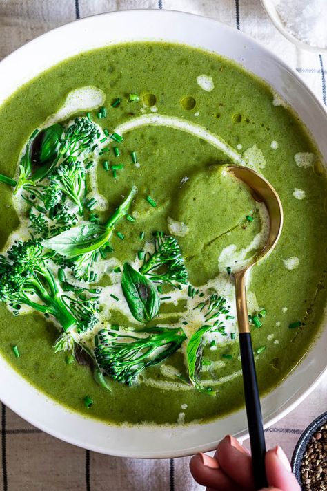 Green Goddess Soup, Broccoli Leek Soup, Soup Zucchini, Soup Broccoli, Herb Soup, Creamed Leeks, Zucchini Soup, Raw Spinach, Green Soup