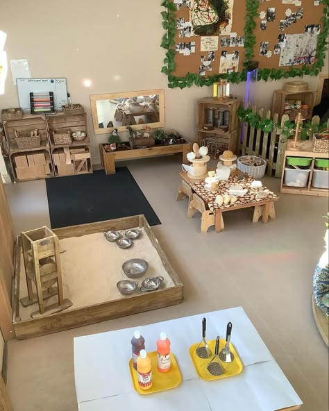 Curiosity Approach Classroom, Reggio Emilia Nursery, School Nursery Room Ideas, Reggio Emilia Playroom, Preschool Classroom Set Up Reggio Emilia, Eyfs Nursery Layout, Natural Preschool Classroom, Natural Classroom Ideas, Regio Emilia Classroom Preschool