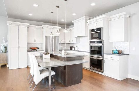 Modern kitchen with two tier island with seating gray quartz countertops Tiered Kitchen Island, Bathroom Tiles Grey, Red Brick Bungalow, Floating Kitchen Island, Luxury Kitchen Remodel, Kitchen Island Inspiration, Ennis House, Split Level Kitchen, Brick Bungalow