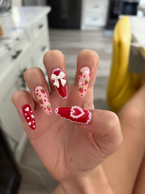 Valentines Day Nails Strawberry, Nails Pink Strawberry, Strawberry Nails Coffin, Strawberry Nails Aesthetic, Red Pink White Nails, Strawberry Valentines Nails, Sanrio Valentines Nails, Valentines Nails With Charms, Red Pink Nails Design