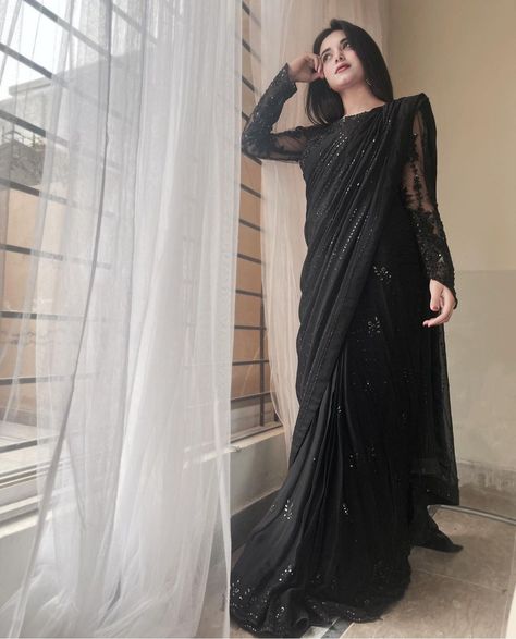 Blouse Design Saree, Styling Saree, Black Saree Designs, Blouse Designing, Blouse Designs Saree, Blouse Design Latest, Blouses Saree, Gharara Designs, Black Sari