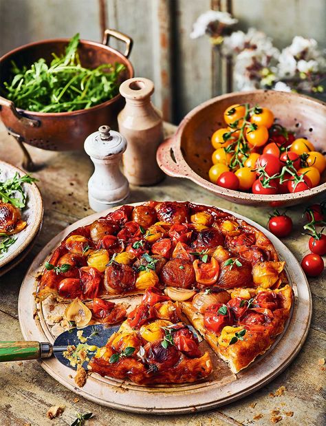 Veg Tart Recipes, Roasted Tomato Tart, Savory Tarte Tatin Recipe, Vegan Tomato Tart, French Tomato Tart, Tart Tartin Recipe, Heirloom Tomato Recipe, Yule Dinner, Tomato Tarte