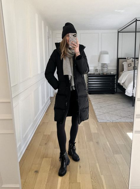 Daily Look - Fashion Jackson Long Black Puffer Coat Outfit, Black Puffer Coat Outfit, Beanie Winter Outfit, Winter Puffer Jacket Outfits, Long Black Puffer Jacket, Black Outfit For Women, Long Puffer Jacket Outfit, Scarf Chanel, Black Puffer Jacket Outfit