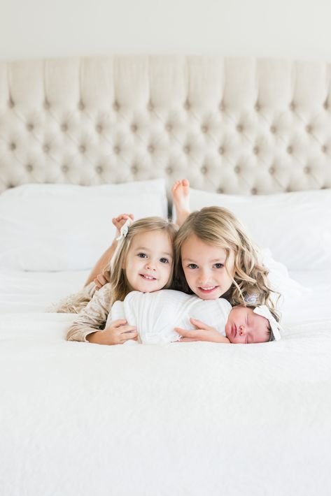 Newborn Photos With Siblings Outfits, Family Of 5 Photo Ideas With Newborn, Maternity Photography Ideas With Siblings, Newborn Photography 3 Siblings, Newborn Family Of 5 Photography, Newborn Photos 3 Siblings, Sibling Bed Photoshoot, Newborn And 2 Sibling Photo Ideas, Newborn Photos With 2 Older Siblings