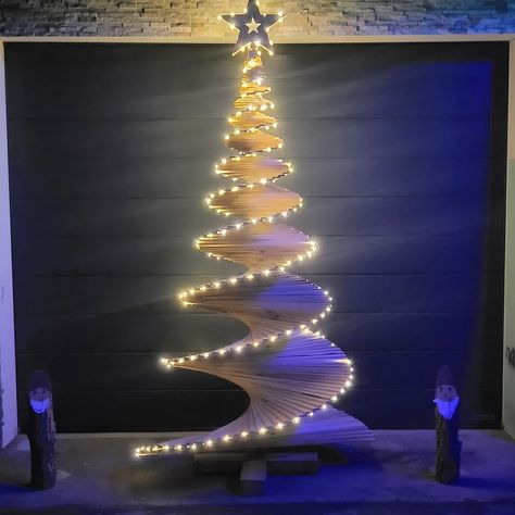 Christmas Tree Spiral, Christmas Tree Alternative, Diy Outdoor Christmas Decor, Neon Decorations, Spiral Christmas Tree, Contemporary Christmas Trees, Tree Decorations Diy, Outdoor Christmas Decor, Alternative Christmas Tree