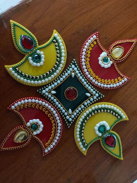 Navaratri Craft Ideas, West Mathi Best Home Decoration, Wooden Rangoli Designs, Diwali Diya Decoration Handmade, Acrylic Rangoli Designs, Handmade Rangoli, Diwali Craft For Children, Designer Rangoli, Handmade Decorative Items