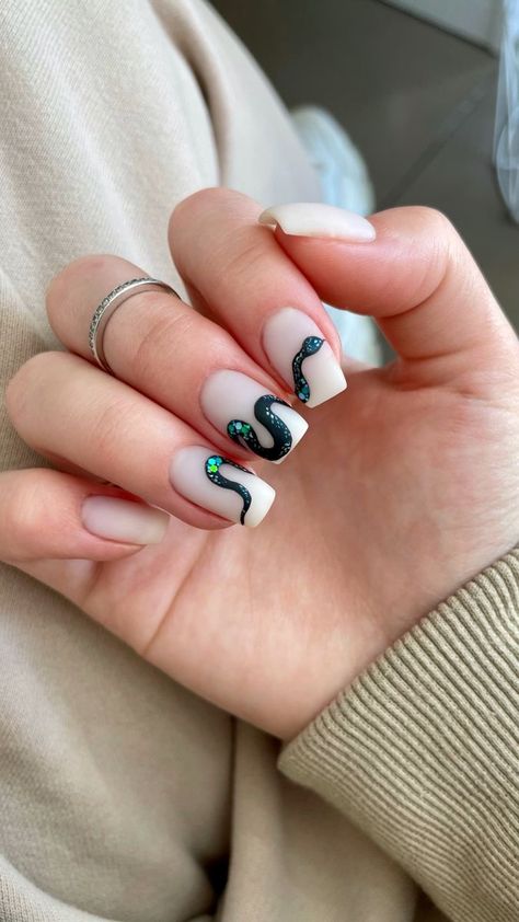 Snake Nail Designs Nailart, Nail Ideas Snake, Snake Manicure, Nails Snake Design, Snake Design Nails, Snake Nails Designs, Nails With Snake, Snake Nail Art, Design For Short Nails