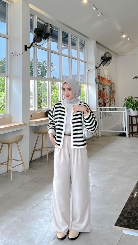 Cara mudah tampil stylish dan tetap simpel dengan cardigan! Padukan dengan hijab favoritmu untuk gaya effortless yang nyaman dan cocok untuk segala suasana. ✨  #ootdhijab #hijabfashion #cardigan #hijablook  #modestfashion #Inspiration #ootdindo  #casualchic Ootd Hijab Casual Cardigans, Outfit Hijab Casual Kulot, Cutbray Jeans Outfit, Outfit Cardigan Hijab, Ootd Hijab Cardigan, Hijab Ootd Casual, Cardigan Outfit Hijab, Outfit Hijab Simple, Outfit Hijab Ideas