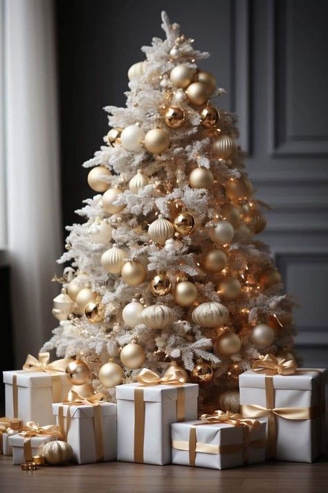 Creme Christmas Tree, White Gold Christmas Tree Decorations, White Tree Gold Decorations, Golden White Christmas Tree, Beige And White Christmas Decorations, Christmas Tree With White And Gold Ornaments, Cream Color Christmas Tree, White Tree Gold Ornaments, Gold And White Christmas Tree Decor