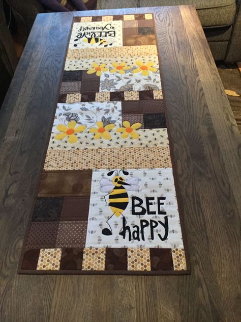 Applique Placemats, 10 Minute Table Runner Pattern, Bee Quilts, Bee Quilt, Quilt Runners, Quilt Table Runners, Table Runners And Placemats, Table Runners Patterns, Honey Bee Decor