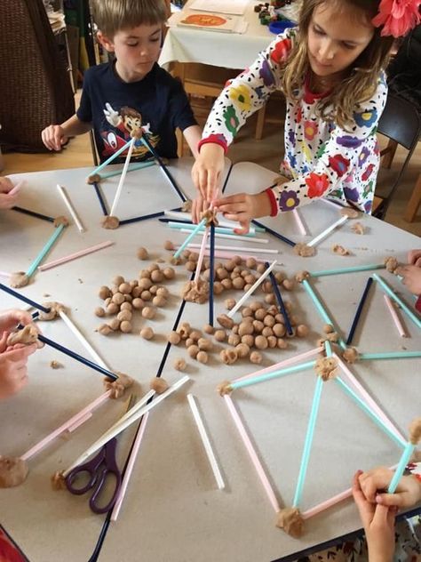 Remida Reggio Ideas, Loose Parts Activities For Preschool, Regio Emilia Activities, Construction Activities For Kids, Playdough Activities Preschool, Loose Parts Activities, Straw Building, Abordagem Reggio Emilia, Reggio Emilia Classroom