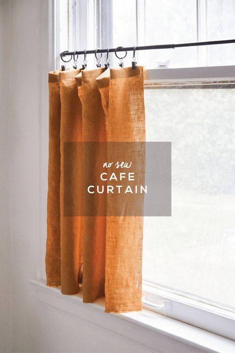 Novice crafters will love this easy, no sew cafe curtain video tutorial. Make a window curtain using hem tape and an iron. No sewing machine needed! Curtain Video, Curtain Installation, Kitchen Window Curtains, Cafe Curtain, Decor Studio, Cafe Curtains, Diy Curtains, No Sew, Kitchen Window