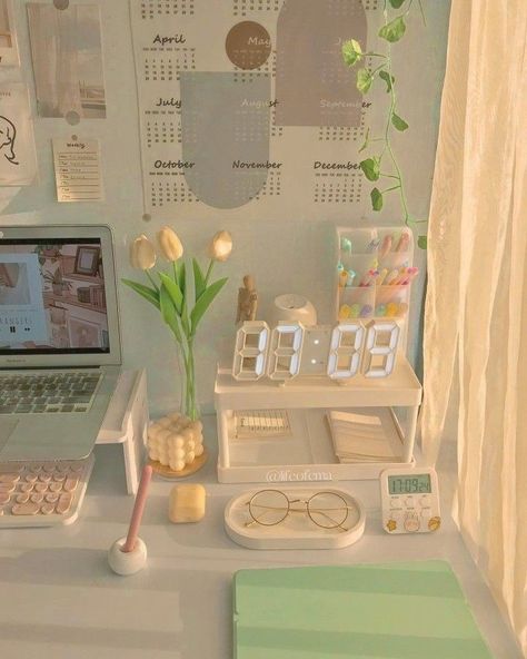 Buku Diy, Study Desk Decor, Aesthetic Room Ideas, Desk Inspo, Pinterest Room Decor, Room Redesign, Study Room Decor, Preppy Room, Cute Bedroom Decor