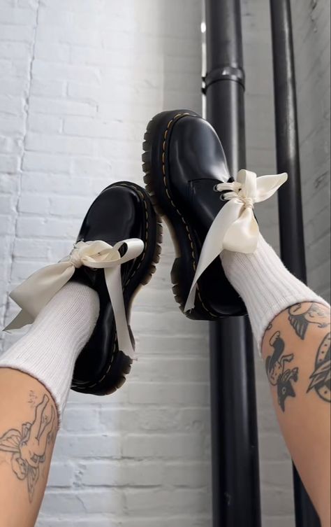 Ribbon Shoes, Martens Style, Doc Martens Outfit, Dr Shoes, روتين العناية بالبشرة, Looks Street Style, Shoe Inspo, Aesthetic Shoes, Swag Shoes