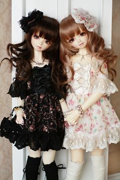 ✿• ' bjd ' ~ ' ball jointed doll ' •✿ twin dolls. . .matching outfits. . .pretty dresses. . .floral. . .ribbons. . .knee socks. . .jewelry. . .miniature. . .cute. . .kawaii Twin Dresses, Twins Outfit, Twin Outfit, Kids Indoor Activities, Best Friends Matching, Twin Siblings, Twin Dolls, Games Outdoor, Enchanted Doll