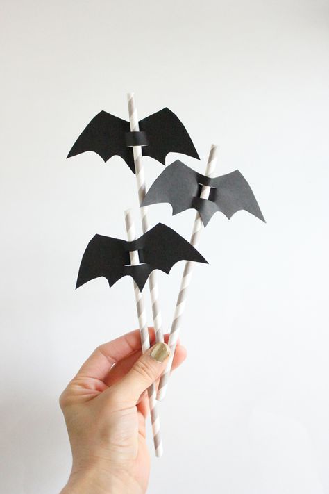 Halloween Straws, Strašidelný Halloween, Diy Straw, Batman Birthday Party, Homemade Halloween Decorations, Batman Party, Straw Toppers, Batman Birthday, Halloween Tags