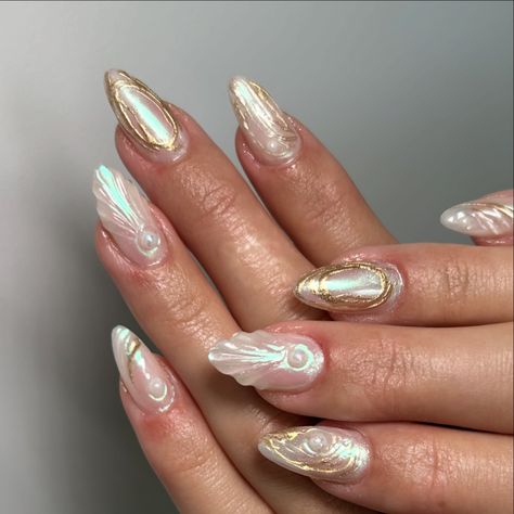 The prettiest ethereal mermaid nails 🐚 3D gel, shell design, chrome glaze in gold & blue/green, almond shape, pearls <3 3d Mermaid Nails, Gold Green Nails, Aphrodite Nails, Ethereal Nails, Nails 3d Gel, Ethereal Mermaid, Shell Nails, Seashell Nails, Coquette Nails