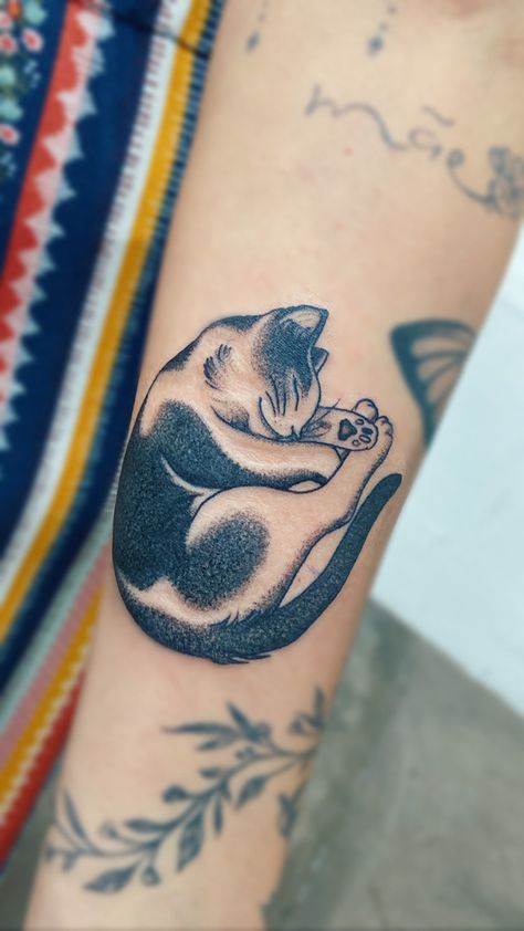 American Trad Cat Tattoo, Trad Cat Tattoo, Grey Cat Tattoo, Black Cat Tattoos, Kitty Kitty, American Traditional, Cat Tattoo, Kitty Cat, Tattoos And Piercings