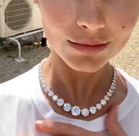 Chunky Diamond Necklace, Luxury Necklace Diamonds, Tennis Necklace Diamond, Necklace Design Ideas, Expensive Necklaces, Round Diamond Necklace, Baguette Diamond Necklace, Extraordinary Jewelry, Necklace Outfit