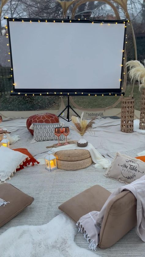 Boho Movie Night Birthday Party, Cinema Exterior, Outside Movie Night Party, String Bulb Lights, Things To Do For Summer, Movie Theather, Dholki Decor, Diy Backyard Movie Night, Diy Backyard Movie