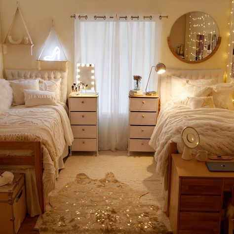 High Dorm Room Bed, Dorm Room Kitchen Ideas Small Spaces, Vanilla Dorm Room Aesthetic, Cozy Dorm Decor, Matching Dorm Room Ideas Roommate, Cottage Dorm Room Ideas, Room Ideas With Plants, Pastel Dorm Room Ideas, Clean Dorm Aesthetic