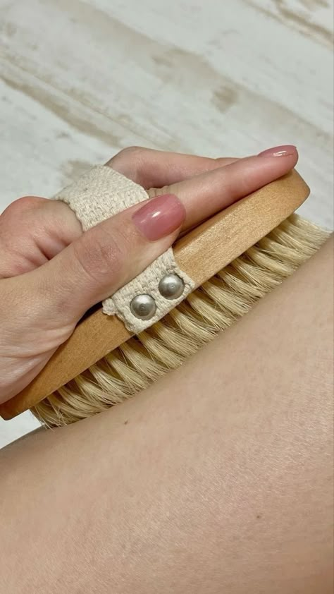 Grateful Aesthetic, Dry Brushing Benefits, Benefits Of Dry Brushing, Dry Brushing Skin, Pretty Skin Care, روتين العناية بالبشرة, Aesthetic Lifestyle, Beauty Regimen, Pretty Skin