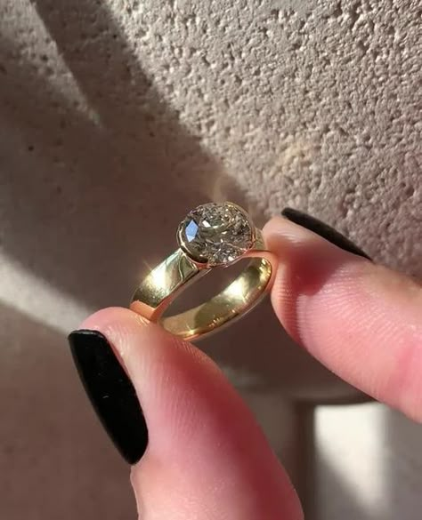 Frank Darling Custom Rings on Instagram: "Us when we see the engagement ring was customized with a thicker band: 😍😍😍😍😍⁠ ⁠ This round Plutch solitaire engagement ring deserves to be saved to your ring inspo folder for this fun play on shapes: a sweet 1.58ct round diamond and a 4mm square band.⁠ ⁠ The Ring:⁠ • The Plutch | Round with CUSTOM 4mm Square Band⁠ • 1.58ct Round Lab Diamond⁠ • D Color, VVS2⁠ • 7.5 x 7.0 mm⁠ • 18k Yellow Gold⁠ ⁠ #bezel #bezelsetting #rounddiamondring #roundcutdiamond #solitaireengagementring #engagementringdesign #engagementringinspiration #ringinspo #solitairering #halfbezel #engagementringideas⁠ ⁠ 𝐖𝐚𝐧𝐭 𝐭𝐨 𝐠𝐞𝐭 𝐬𝐭𝐚𝐫𝐭𝐞𝐝 𝐝𝐞𝐬𝐢𝐠𝐧𝐢𝐧𝐠 𝐲𝐨𝐮𝐫 𝐝𝐫𝐞𝐚𝐦 𝐫𝐢𝐧𝐠?⁠ 💌 Email us at hello@frankdarling.com⁠ 💍 Take the dream ring quiz, link in ou 4mm Engagement Ring, Thick Band Engagement Ring Gold, Thick Wedding Band With Engagement Ring, Thick Band Engagement Ring, Frank Darling, Thick Wedding Bands, Thick Gold Band, Jewellery Photo, Square Engagement Rings