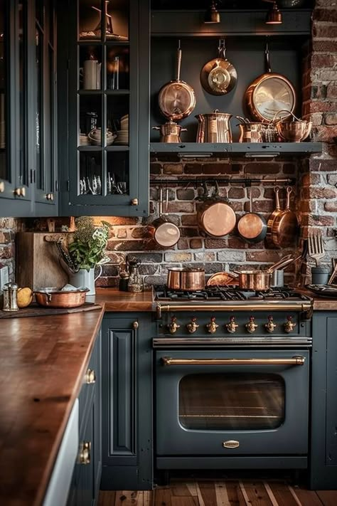 Green Kitchen Cabinets, Classic Cottage, Rustic Kitchen Design, Cabin Kitchens, Casa Vintage, Rustic Farmhouse Kitchen, Cottage Kitchens, Dark Home Decor, Cottage Charm