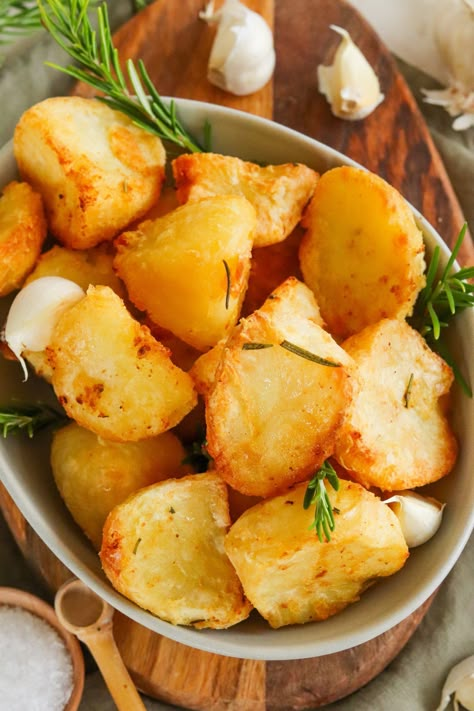 Air Fryer Rosemary & Garlic Roast Potatoes Air Fryer Rosemary Potatoes, Air Fryer Roast Potatoes Uk, Airfryer Roast Potatoes, Roast Potatoes Air Fryer, Air Fryer Roast Potatoes, Roast Potatoes In Air Fryer, Roasted Potatoes In Air Fryer, Sausage Meat Stuffing, Air Fryer Roasted Potatoes