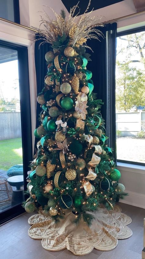 Green And Gold Christmas Tree, Green And Gold Christmas, Green Christmas Decorations, Green Christmas Tree Decorations, Christmas Tree Inspo, Gold Christmas Tree Decorations, Peacock Christmas, Green Xmas, Christmas Tree Decorating Themes