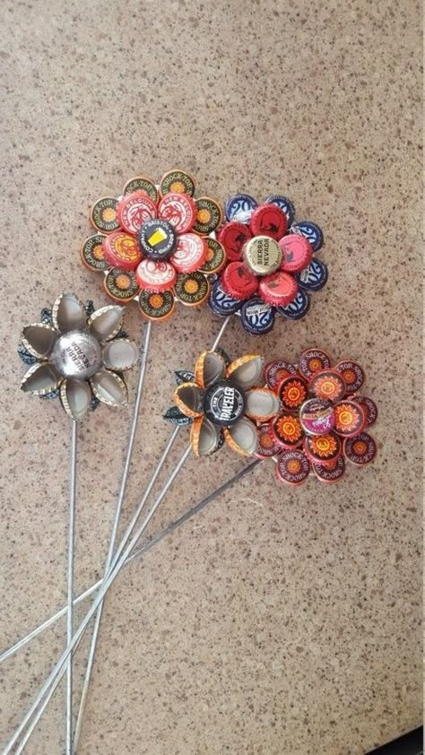 Upcycling Gartendeko selber machen - 70 einfache Gartenideen mit garantiertem WOW-Effekt - Freshideen Beer Cap Decor, Beer Cap Art, Bottle Top Crafts, Bottle Cap Projects, Beer Top, Hantverk Diy, Diy Beer, Beer Cap, Beer Bottle Cap