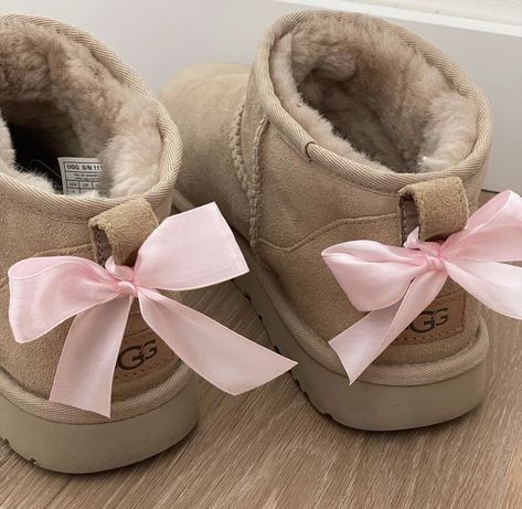 Cute Uggs, Uggs With Bows, Pink Uggs, Preppy Shoes, Pretty Shoes Sneakers, Pink Bows, Pink Girly Things, Girly Shoes, Aesthetic Shoes