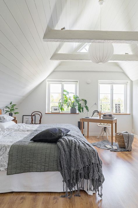 Attic Bedroom Ideas Master, Wooden Wall Bedroom, Low Ceiling Attic Bedroom, Cabin House Ideas, Slanted Ceiling Bedroom, Low Ceiling Attic, Young Adult Bedroom, Bedroom Attic, Home Design Board