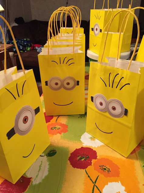 Minion Gift Bags, Minion Loot Bags, Minion Birthday Party Centerpieces, Minion Birthday Party Favors, Minion Bday Party, Minion Goodie Bags, Minions Decorations Party, Minion Bday Party Ideas, Minions Birthday Party Ideas