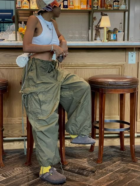 Black Parachute Pants Outfit, Birkenstock Clogs Outfit, Clog Outfit, Sandals Birkenstock, Clogs Outfit, Soft Sandals, Earthy Outfits, Streetwear Fits, Streetwear Fashion Women