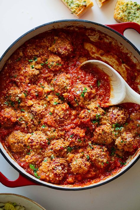 Ricotta Meatballs with the Crispy Topping Pinch Of Yum Recipes, Meatballs And Sauce, Ricotta Meatballs, Pinch Of Yum, Buttered Noodles, Simple Green Salad, Homemade Meatballs, Eat Better, Italian Dishes