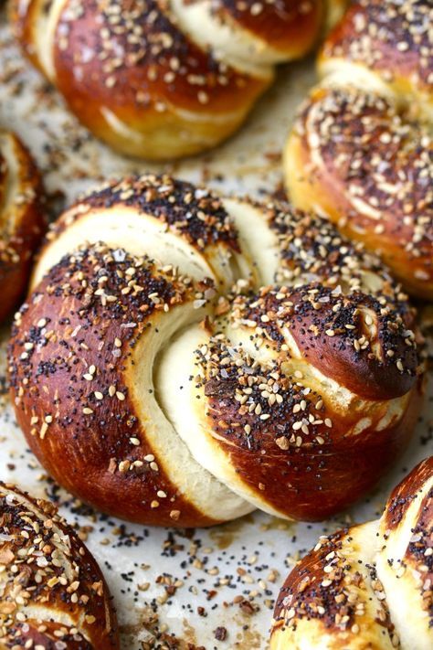 Bread Pretzels, Pretzel Bagel, Pretzel Knots, Soft Pretzel, Soft Pretzels, Everything Bagel, Keto Food, Artisan Bread, Dinner Rolls