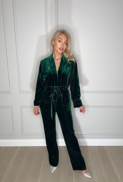 Women Smart Casual, Green Pantsuit, Velvet Pantsuit, Pantsuit For Women, Formal Smart Casual, Couture Bridesmaid Dresses, Smart Casual Look, Sweetheart Bridesmaids Dresses, Burgundy Bridesmaid Dresses