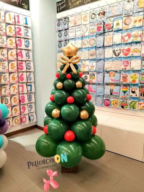 Ballon Tree Christmas, Christmas Tree Out Of Balloons, Easy Christmas Balloon Decorations, Ballon Christmas Trees, Christmas Decor Balloons, Christmas Balloons Ideas, Balloons Christmas Tree, Christmas Balloons Decorations, Ballon Christmas Tree