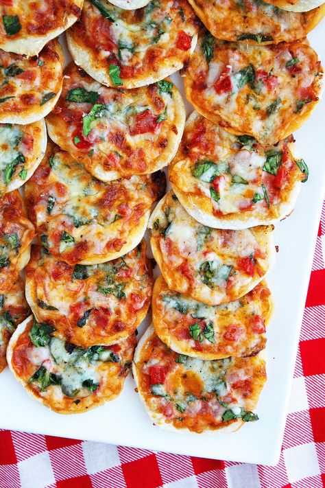 Make Your Own Mini Pizzas + Homemade Pizza Dough – The Comfort of Cooking Mini Pizza Recipes, Southern Lifestyle, Mini Pizzas, Homemade Pizza Dough, Pizza Bites, Crust Pizza, Mini Pizza, Idee Pasto Sano, Deep Dish