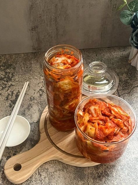 Learn to make delicious green cabbage kimchi with this easy-to-follow recipe! With our simple instructions, you'll be able to create a flavorful homemade kimchi! Green Cabbage Kimchi Recipe, Vegetarian Kimchi, Kimchi Cabbage, Authentic Korean Food, Cabbage Kimchi, Homemade Kimchi, Vegan Kimchi, Fermented Kimchi, Fusion Recipes